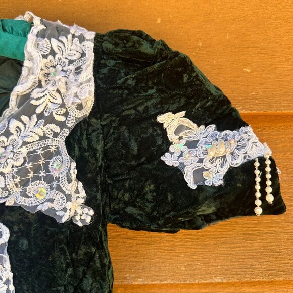 Girls Green Velvet Dress With White Lace & Pearl Accents Size 7 Elegant Design M - Picture 7 of 16